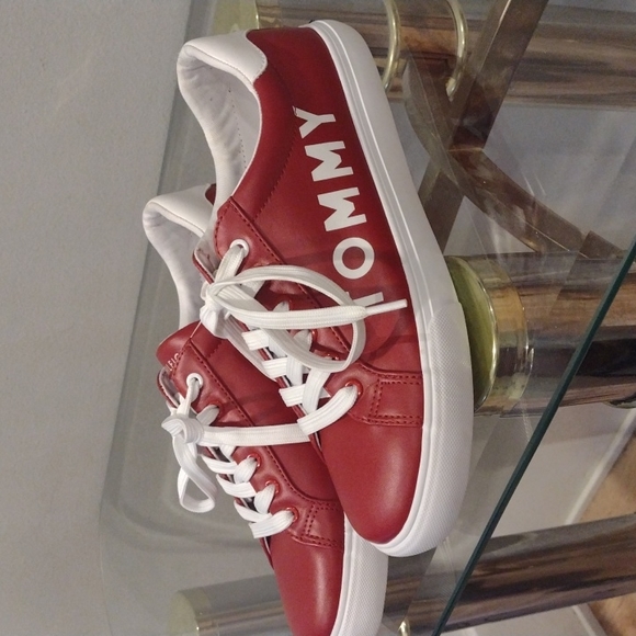 🛑SOLD🛑 Red and White Tommy Hilfiger Sneakers - Picture 4 of 10